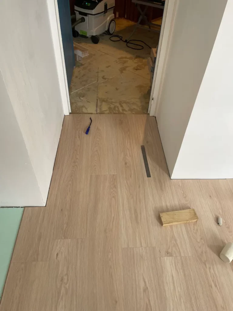 couper le bas du dormant