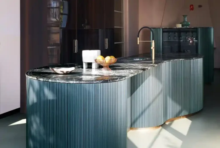 Cuisine italienne haut de gamme Cesar avec îlot central en marbre installé à Quimper